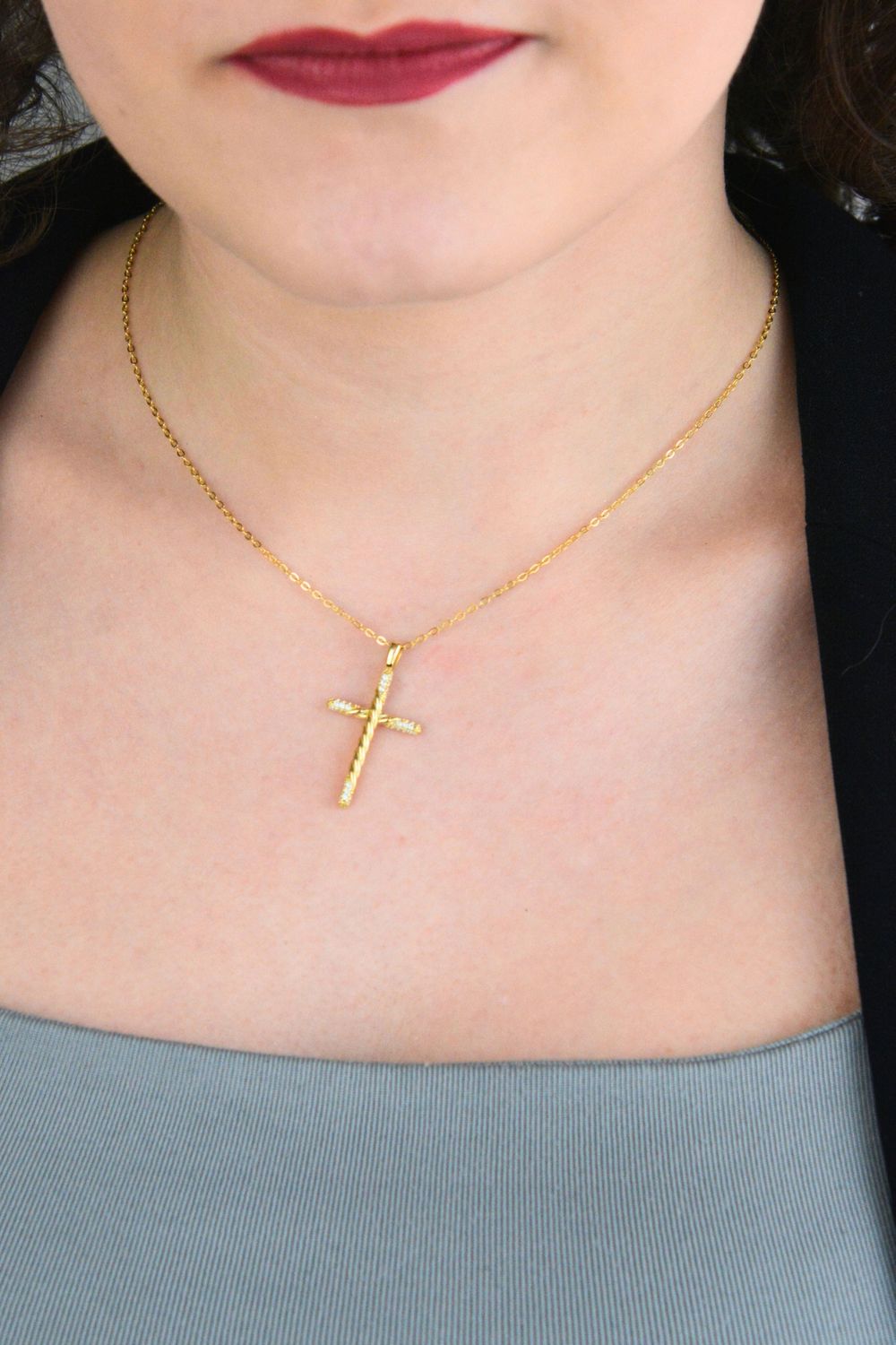 Pozłacany naszyjnik z krzyżykiem i cyrkoniami 45 cm SVLN0564XK5GO45.jpg