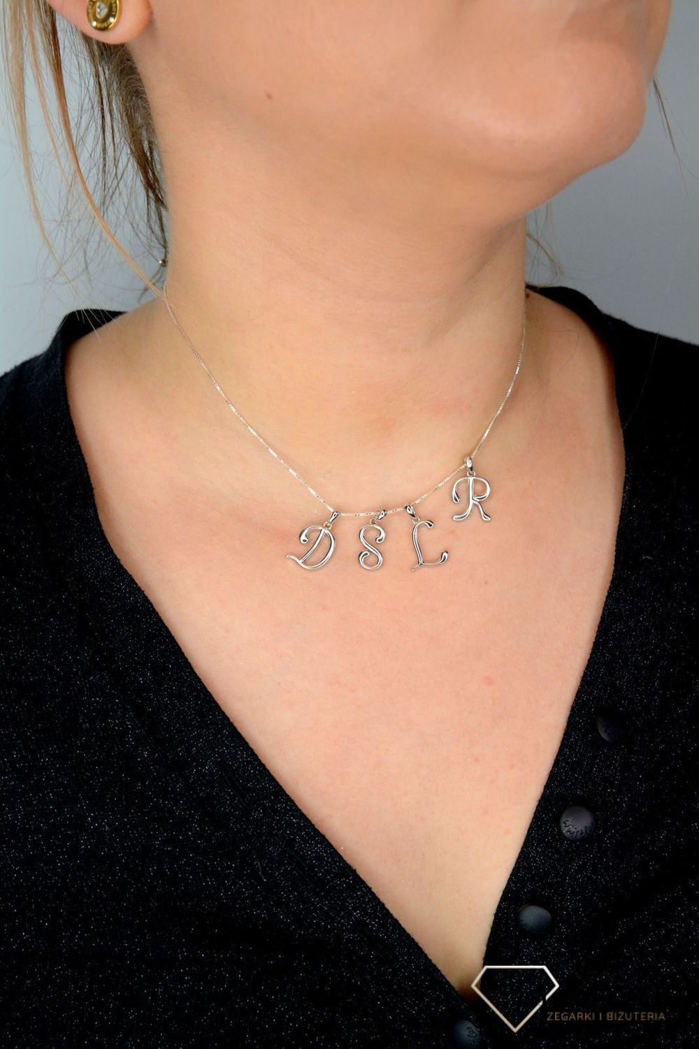 Srebrna zawieszka Literka D SVLP0364XH2000D. Jedyna w swoim rodzaju srebrna zawieszka w kształcie literki D.jpg