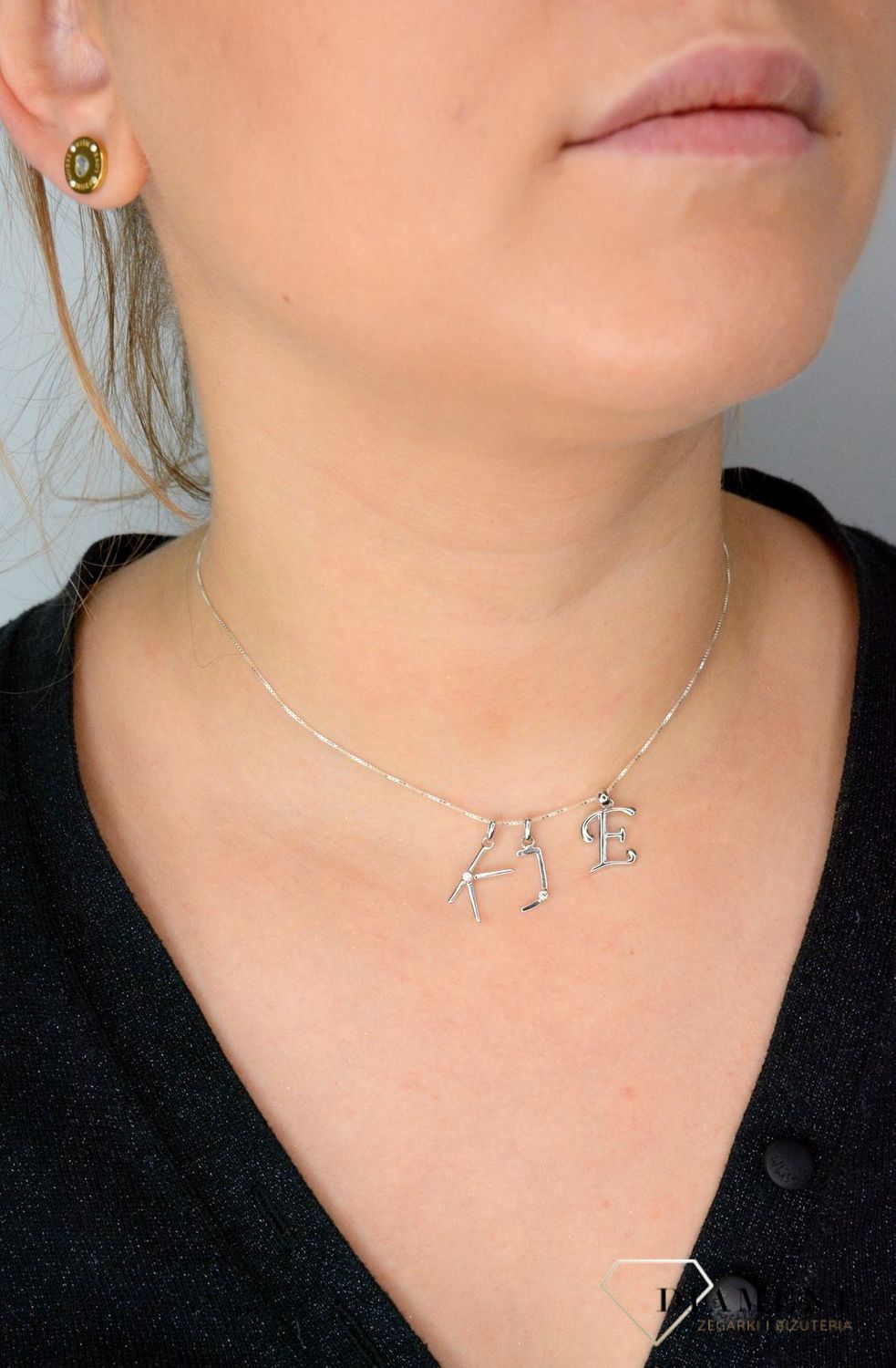 Srebrna zawieszka Literka E SVLP0364XH2000E.Jedyna w swoim rodzaju srebrna zawieszka w kształcie literki E.jpg