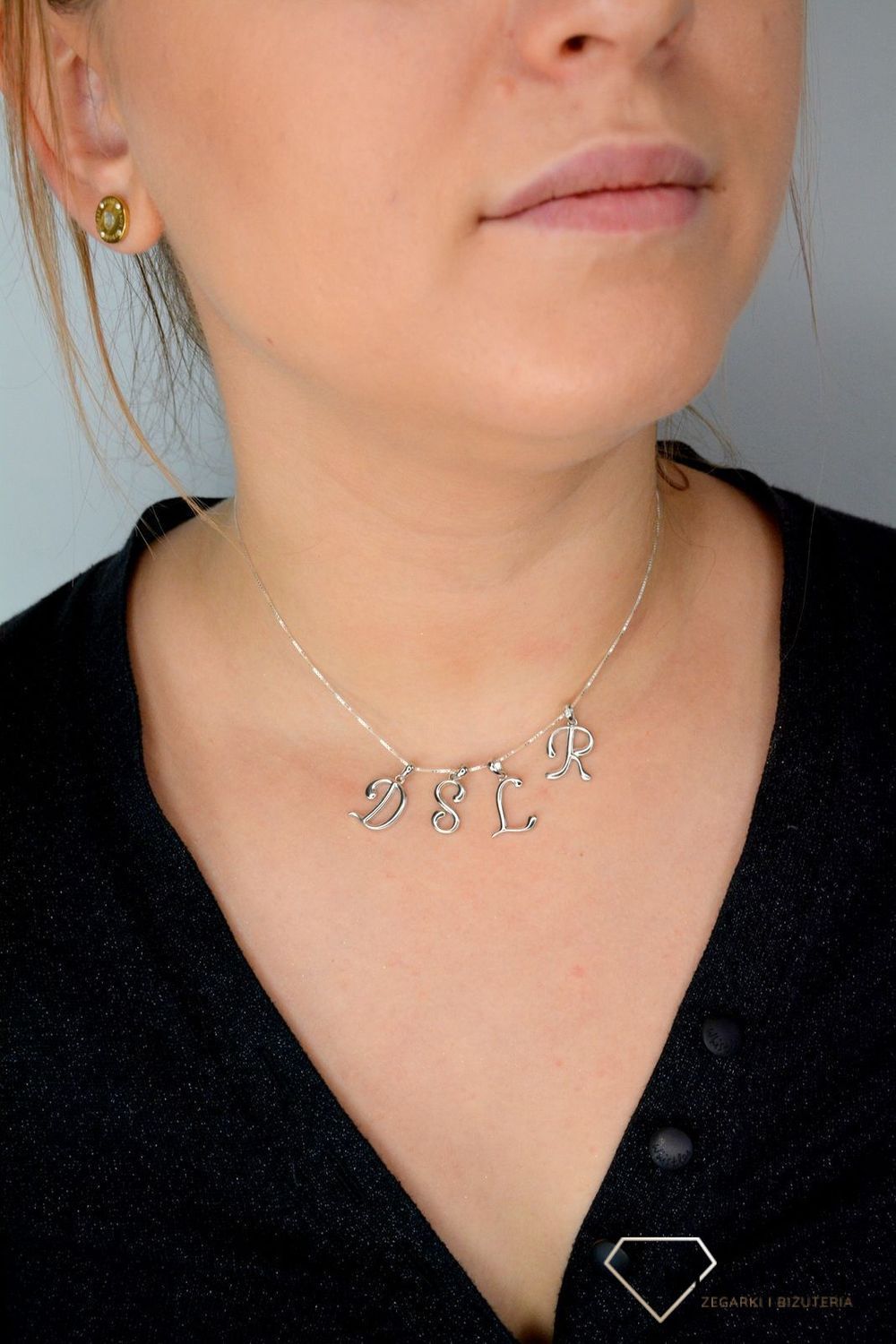Srebrna zawieszka Literka L SVLP0364XH2000L. Jedyna w swoim rodzaju srebrna zawieszka w kształcie literki L.jpg