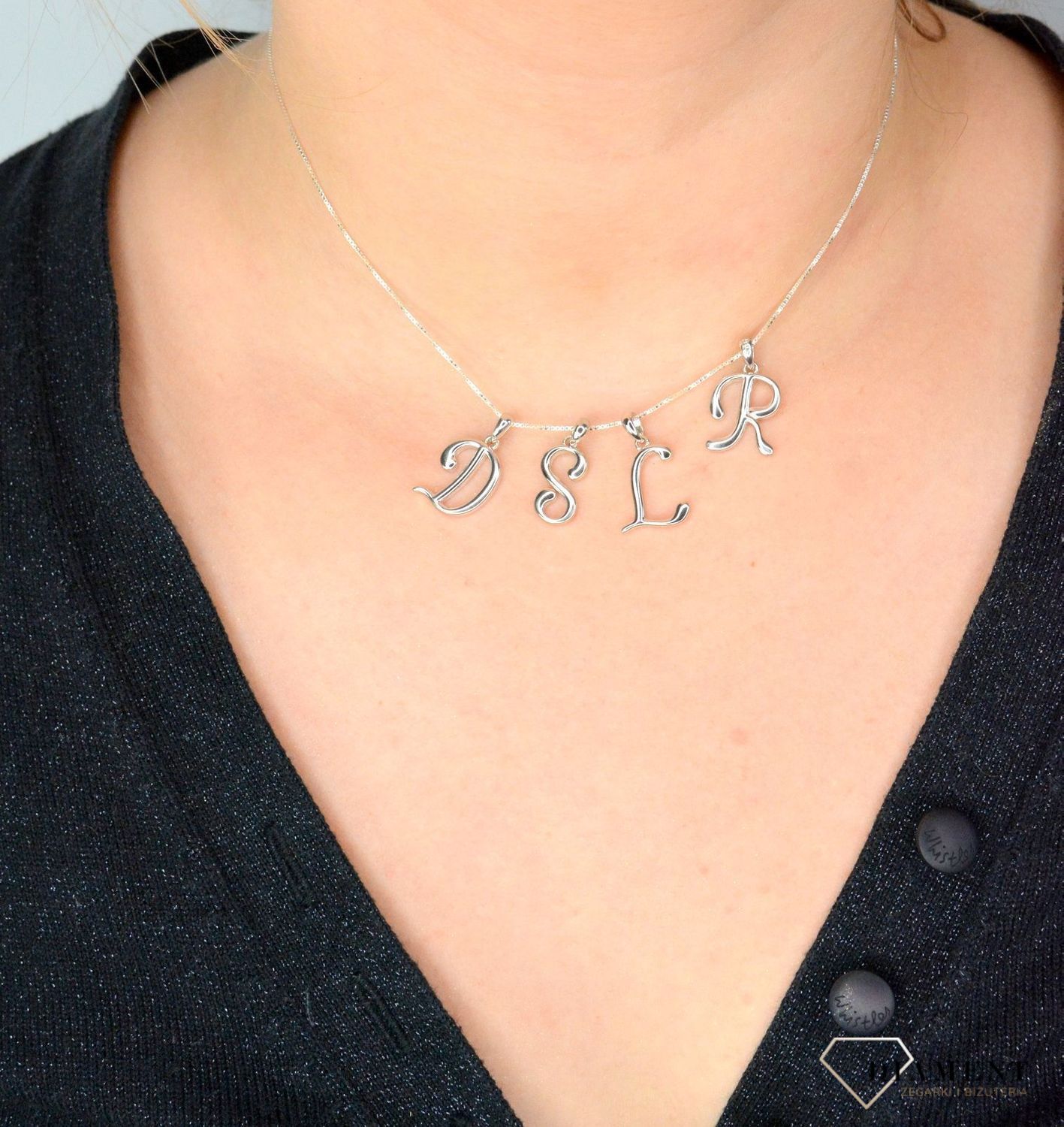 Srebrna zawieszka Literka L SVLP0364XH2000L. Jedyna w swoim rodzaju srebrna zawieszka w kształcie literki L.jpg