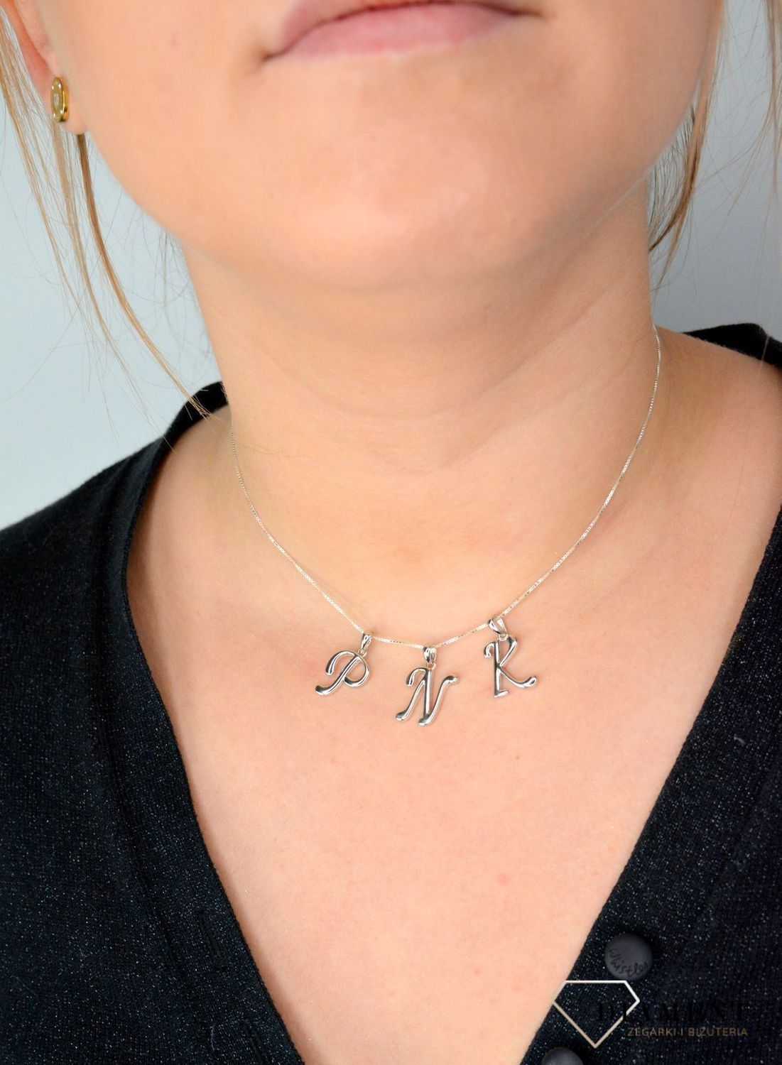 Srebrna zawieszka Literka P SVLP0364XH2000P. Jedyna w swoim rodzaju srebrna zawieszka w kształcie literki P.jpg