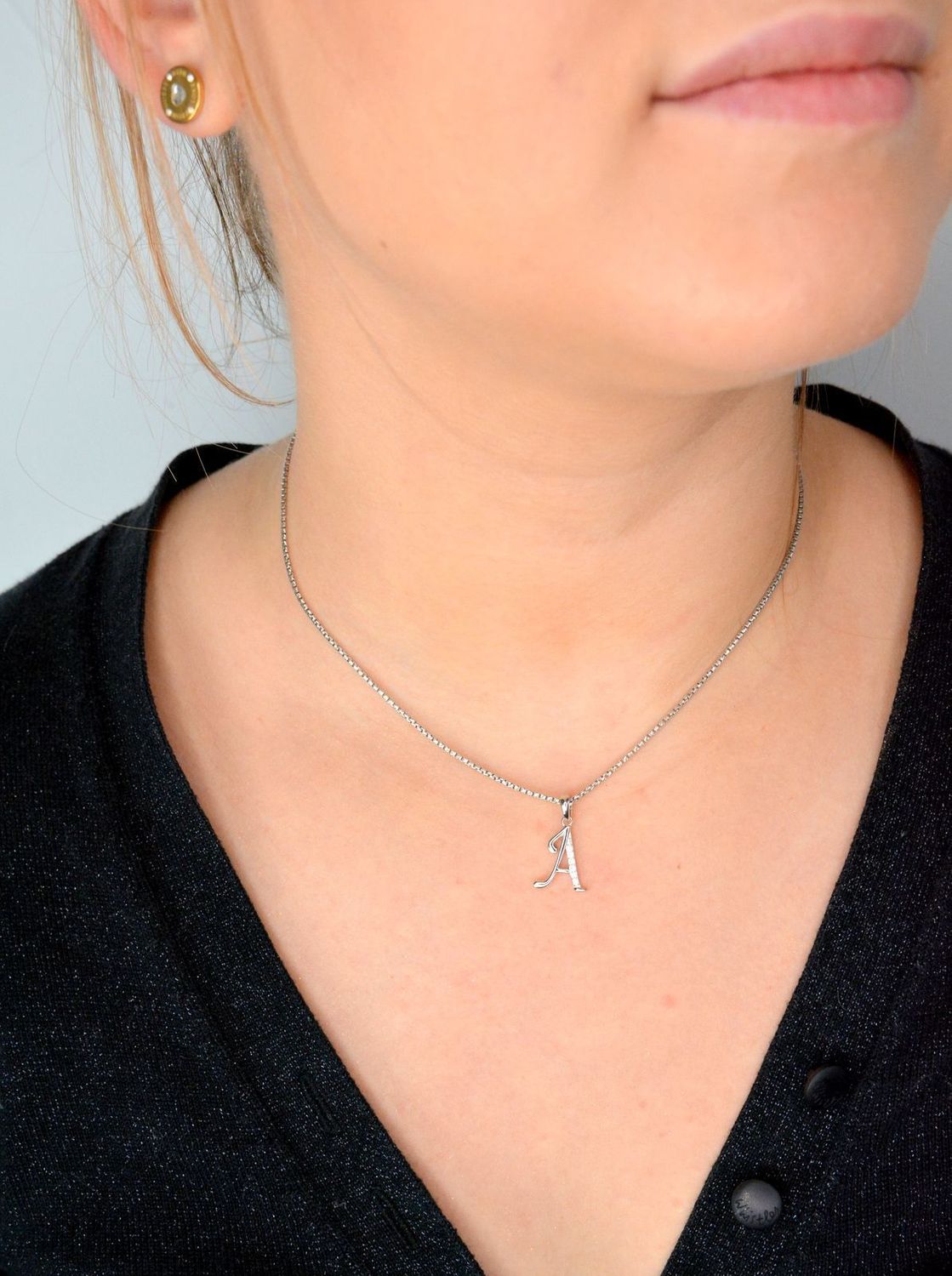 Srebrna zawieszka Literka A z cyrkonią SVLP0364XH2BI0A. Jedyna w swoim rodzaju srebrna zawieszka w kształcie literki A.jpg