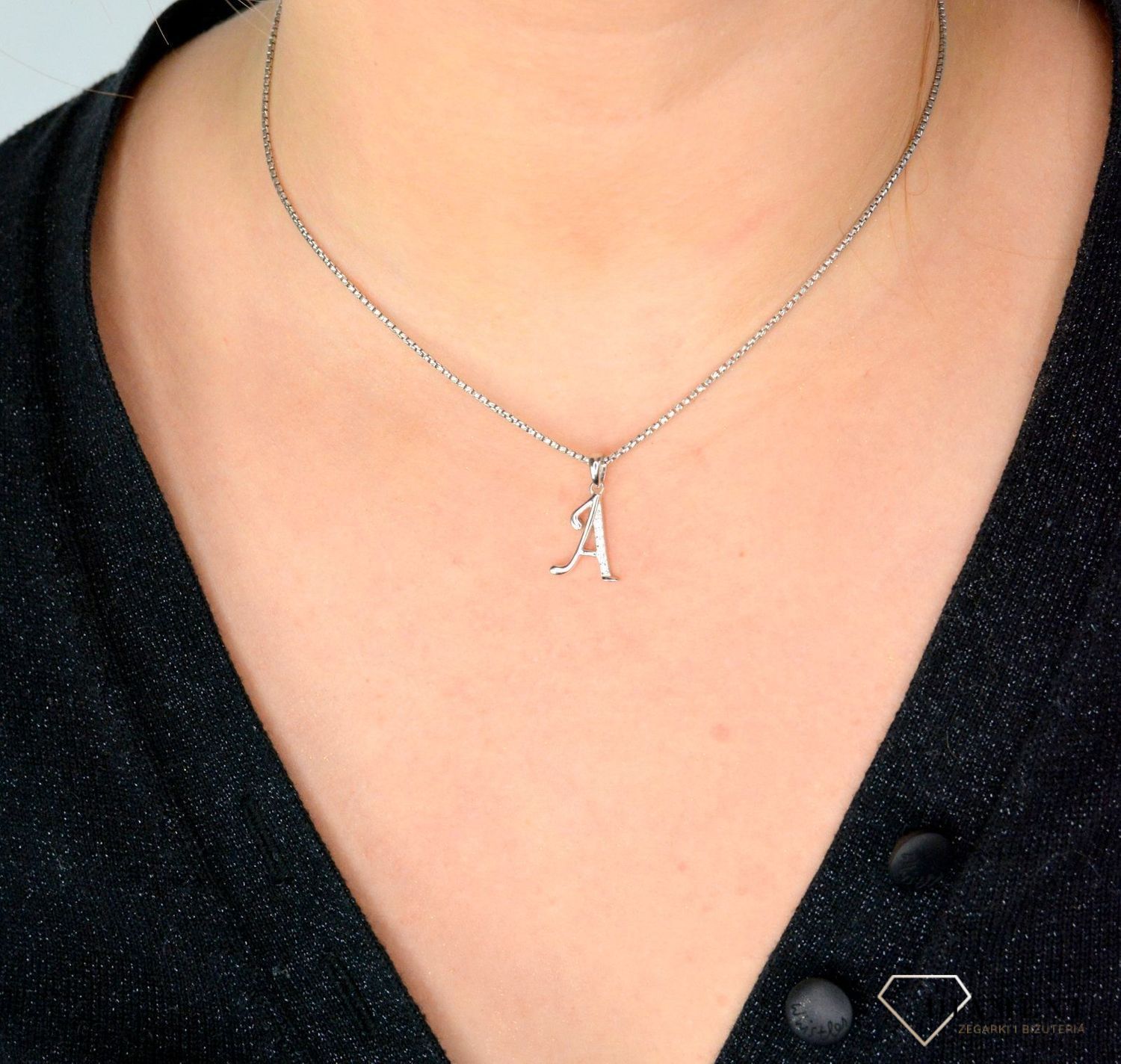 Srebrna zawieszka Literka A z cyrkonią SVLP0364XH2BI0A. Jedyna w swoim rodzaju srebrna zawieszka w kształcie literki A.jpg