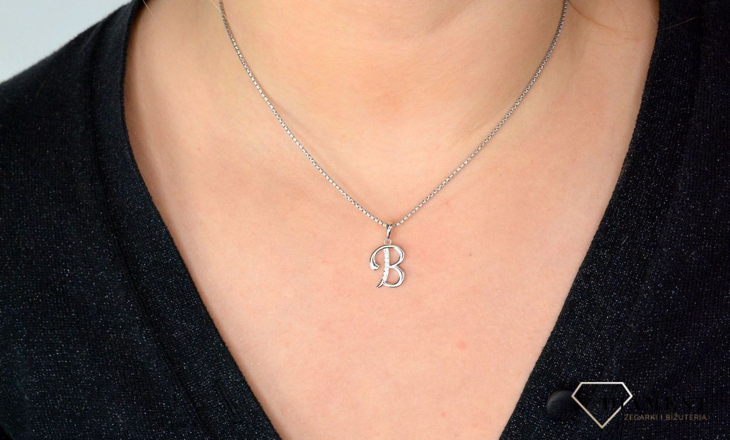 Srebrna zawieszka Literka B z cyrkonią SVLP0364XH2BIOB. Jedyna w swoim rodzaju srebrna zawieszka w kształcie literki B ozdobiona cyrkoniami..jpg