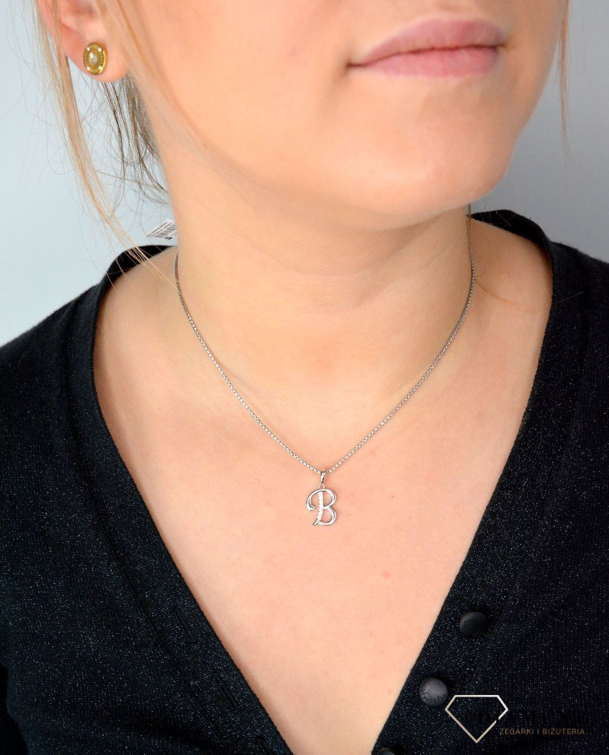 Srebrna zawieszka Literka B z cyrkonią SVLP0364XH2BIOB. Jedyna w swoim rodzaju srebrna zawieszka w kształcie literki B ozdobiona cyrkoniami..jpg