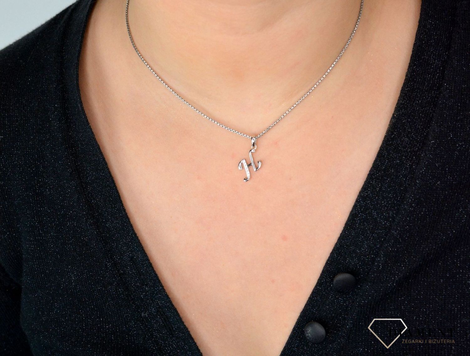 Srebrna zawieszka Literka H z cyrkonią SVLP0364XH2BI0H. Jedyna w swoim rodzaju srebrna zawieszka w kształcie literki H.jpg