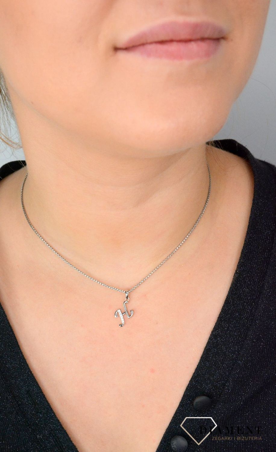 Srebrna zawieszka Literka H z cyrkonią SVLP0364XH2BI0H. Jedyna w swoim rodzaju srebrna zawieszka w kształcie literki H.jpg