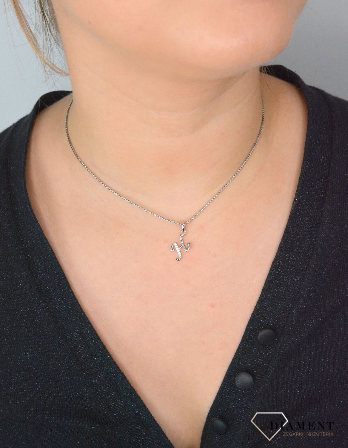 Srebrna zawieszka Literka H z cyrkonią SVLP0364XH2BI0H. Jedyna w swoim rodzaju srebrna zawieszka w kształcie literki H.jpg