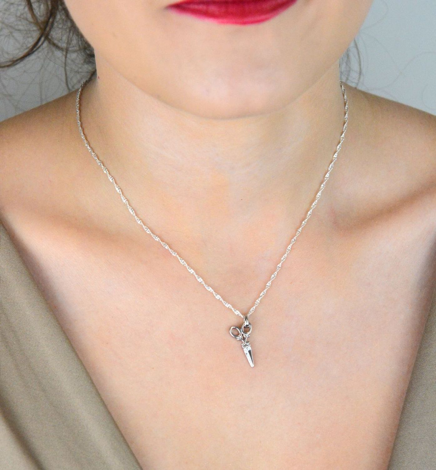 Zawieszka damska srebrna próby 925 w kształcie nożyczek (model SVLP0367XH20000) o wymiarach 2,0 cm x 8 mm. Delikatna i oryginalna biżuteria, która podkreśli Twój styl.1.jpg