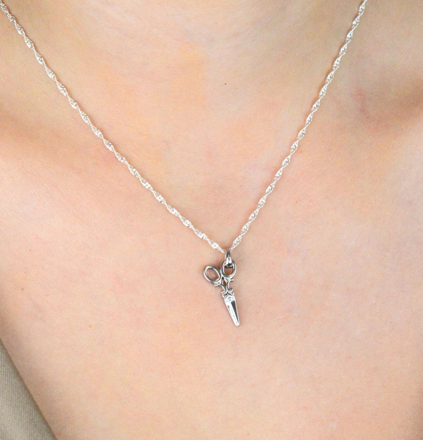 Zawieszka damska srebrna próby 925 w kształcie nożyczek (model SVLP0367XH20000) o wymiarach 2,0 cm x 8 mm. Delikatna i oryginalna biżuteria, która podkreśli Twój styl.1.jpg