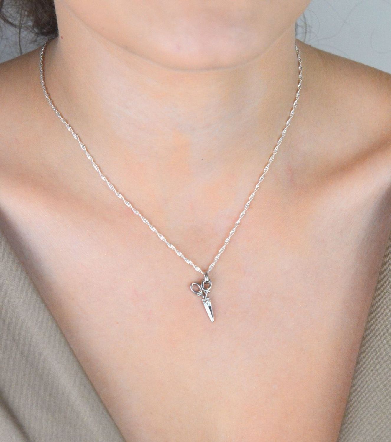 Zawieszka damska srebrna próby 925 w kształcie nożyczek (model SVLP0367XH20000) o wymiarach 2,0 cm x 8 mm. Delikatna i oryginalna biżuteria, która podkreśli Twój styl.1.jpg
