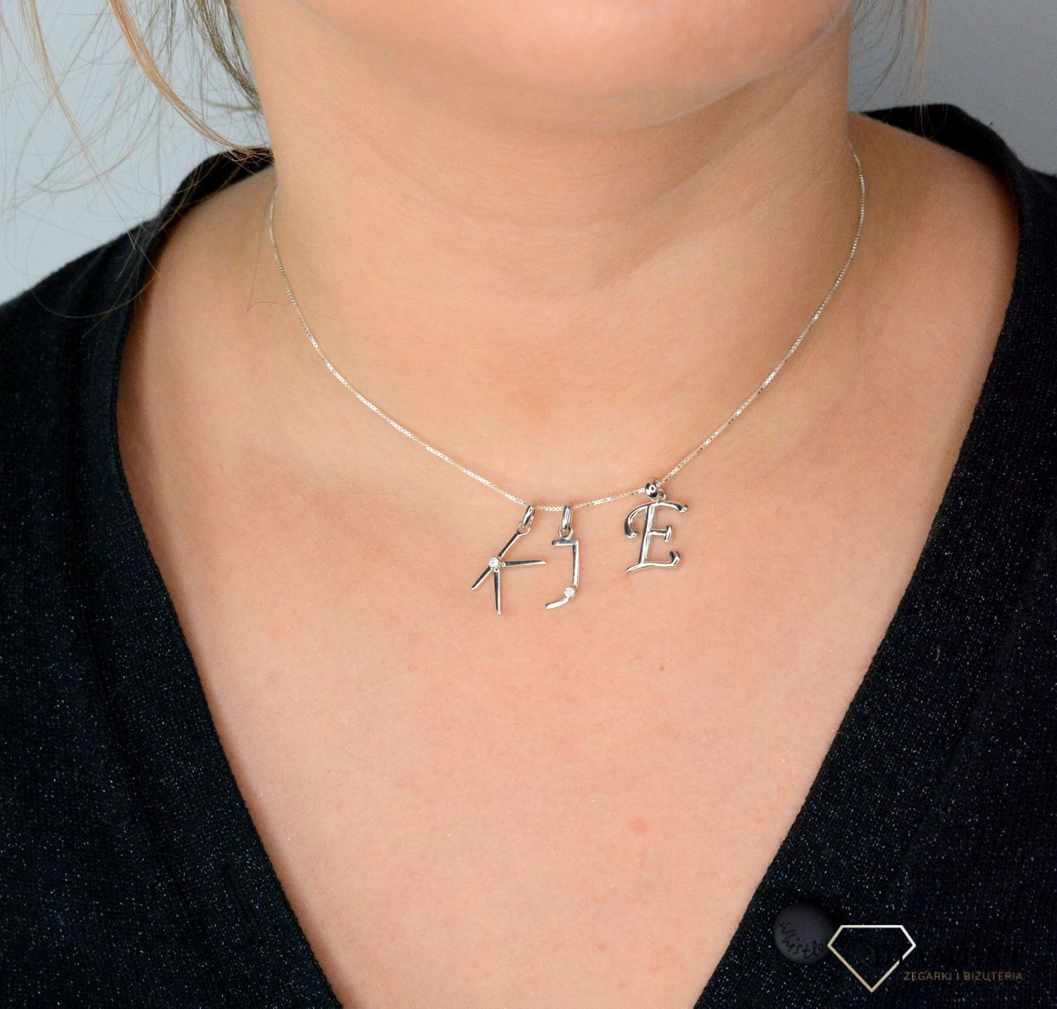 Srebrna zawieszka Literka J z cyrkonią SVLP0487XI6BI0J. Jedyna w swoim rodzaju srebrna zawieszka w kształcie literki J.jpg