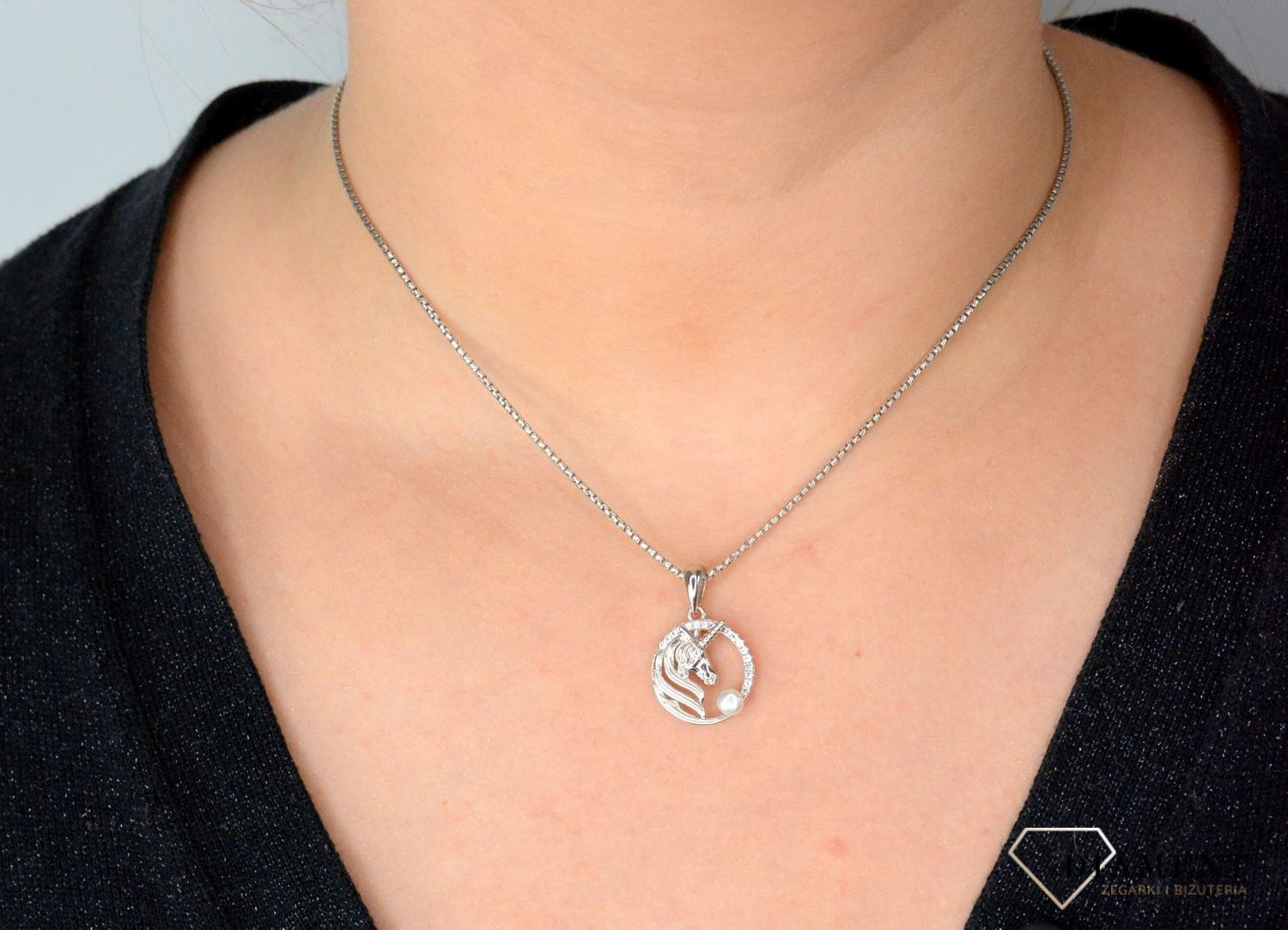 Srebrna zawieszka jednorożec z perłą SVLP0502XF3BI00. Srebrna zawieszka o pięknym kształcie inspirowany postaciami z bajki.jpg