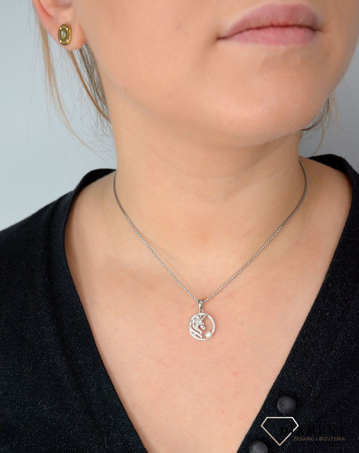 Srebrna zawieszka jednorożec z perłą SVLP0502XF3BI00. Srebrna zawieszka o pięknym kształcie inspirowany postaciami z bajki.jpg