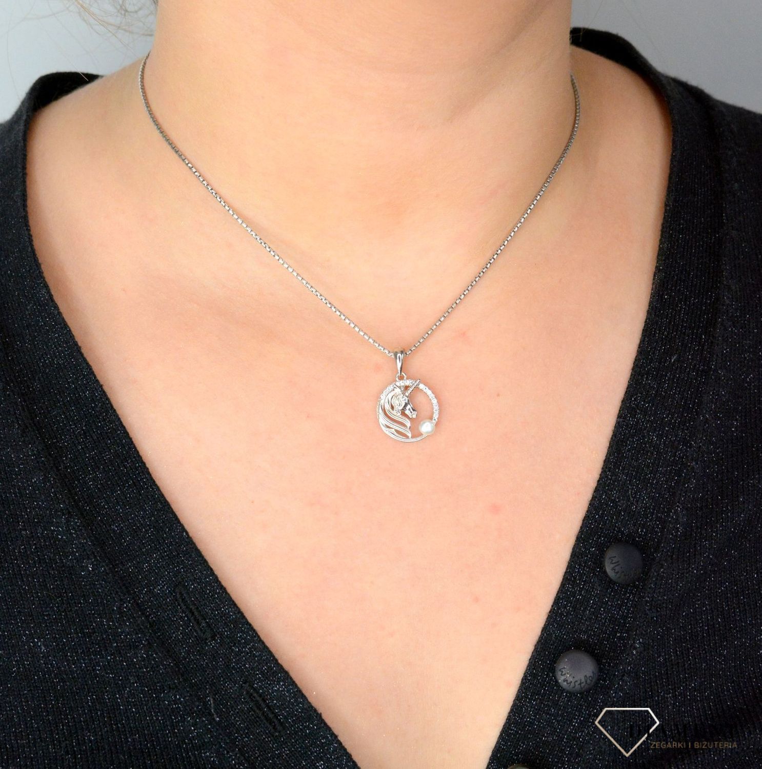 Srebrna zawieszka jednorożec z perłą SVLP0502XF3BI00. Srebrna zawieszka o pięknym kształcie inspirowany postaciami z bajki.jpg