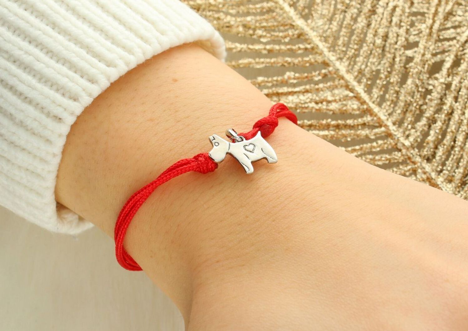 Bransoletka damska na czerwonym sznurku srebrna zawieszka pies SVLP0520XH20000.jpg