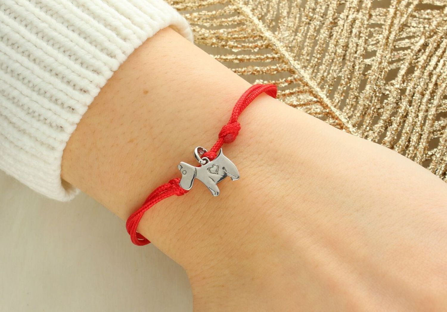 Bransoletka damska na czerwonym sznurku srebrna zawieszka pies SVLP0520XH20000.jpg
