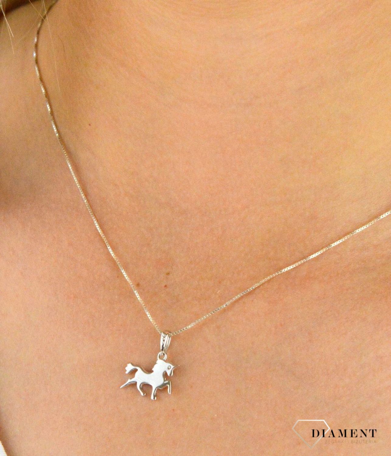 Zawieszka srebrna 925 Koń SVLP0550XH20000.  Biegnący koń jest symbolem wolności, będzie idealny dla kobiety wyzwolonej, ceniącej sobie niezależność. Biżuteria wykonana z najwyższej jakości srebra próby 925..jpg