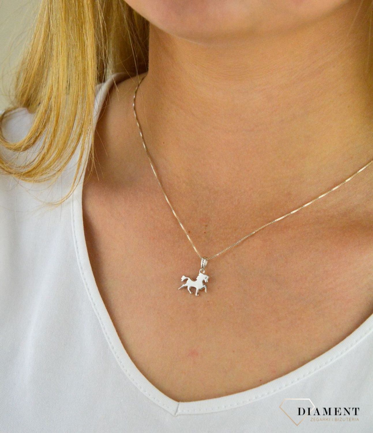 Zawieszka srebrna 925 Koń SVLP0550XH20000.  Biegnący koń jest symbolem wolności, będzie idealny dla kobiety wyzwolonej, ceniącej sobie niezależność. Biżuteria wykonana z najwyższej jakości srebra próby 925..jpg