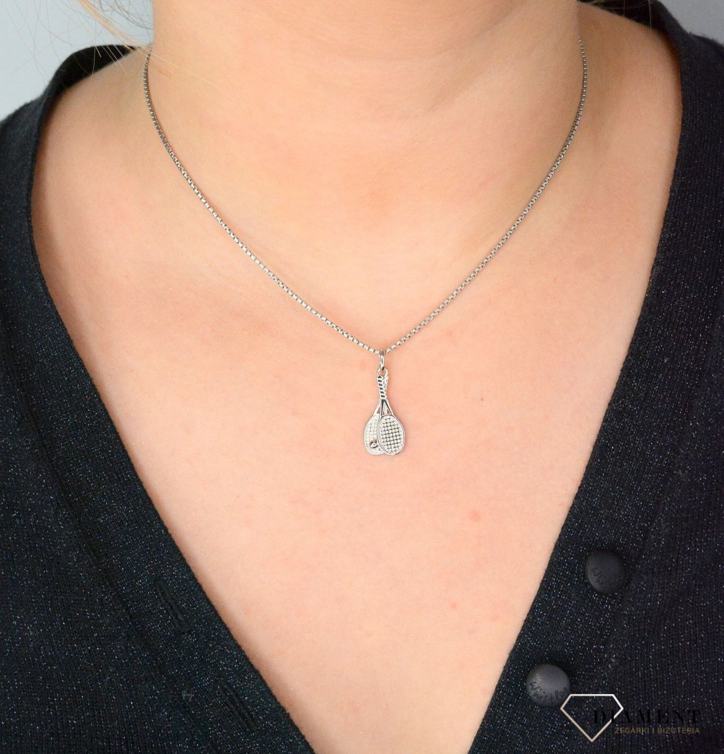 Srebrna zawieszka rakietki do tenisa SVLP0620XH20000. Zawieszka w kształcie rakietek z grawerowanymi dodatkami.jpg