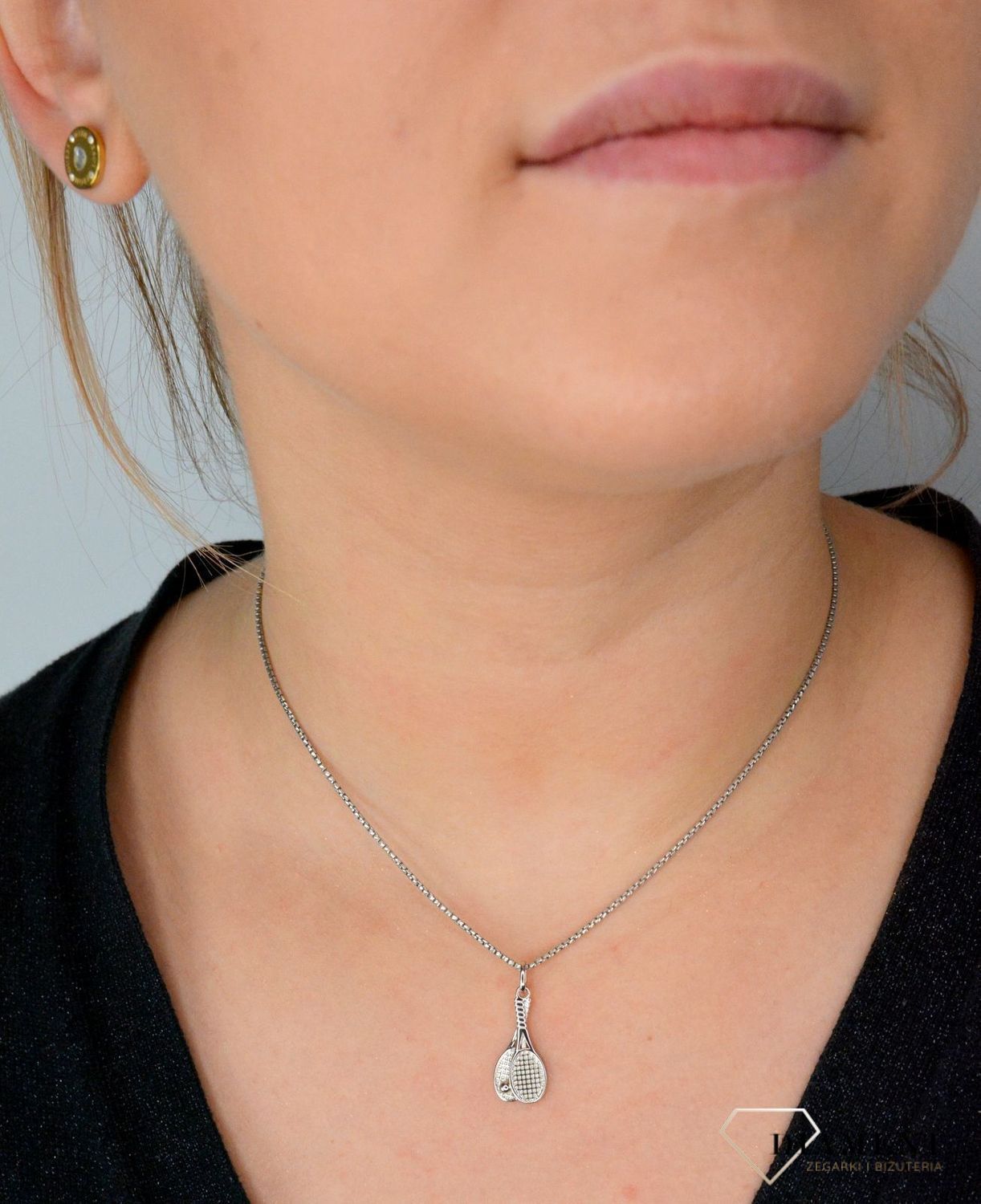 Srebrna zawieszka rakietki do tenisa SVLP0620XH20000. Zawieszka w kształcie rakietek z grawerowanymi dodatkami.jpg