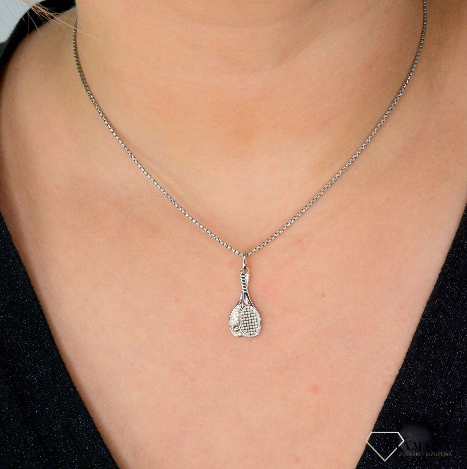 Srebrna zawieszka rakietki do tenisa SVLP0620XH20000. Zawieszka w kształcie rakietek z grawerowanymi dodatkami.jpg
