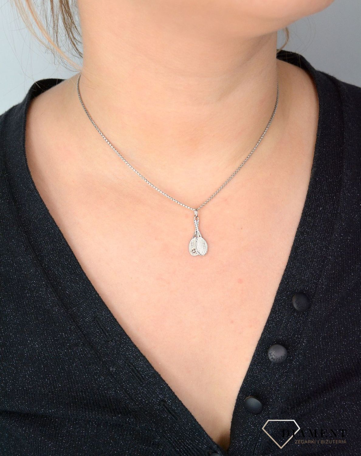 Srebrna zawieszka rakietki do tenisa SVLP0620XH20000. Zawieszka w kształcie rakietek z grawerowanymi dodatkami.jpg