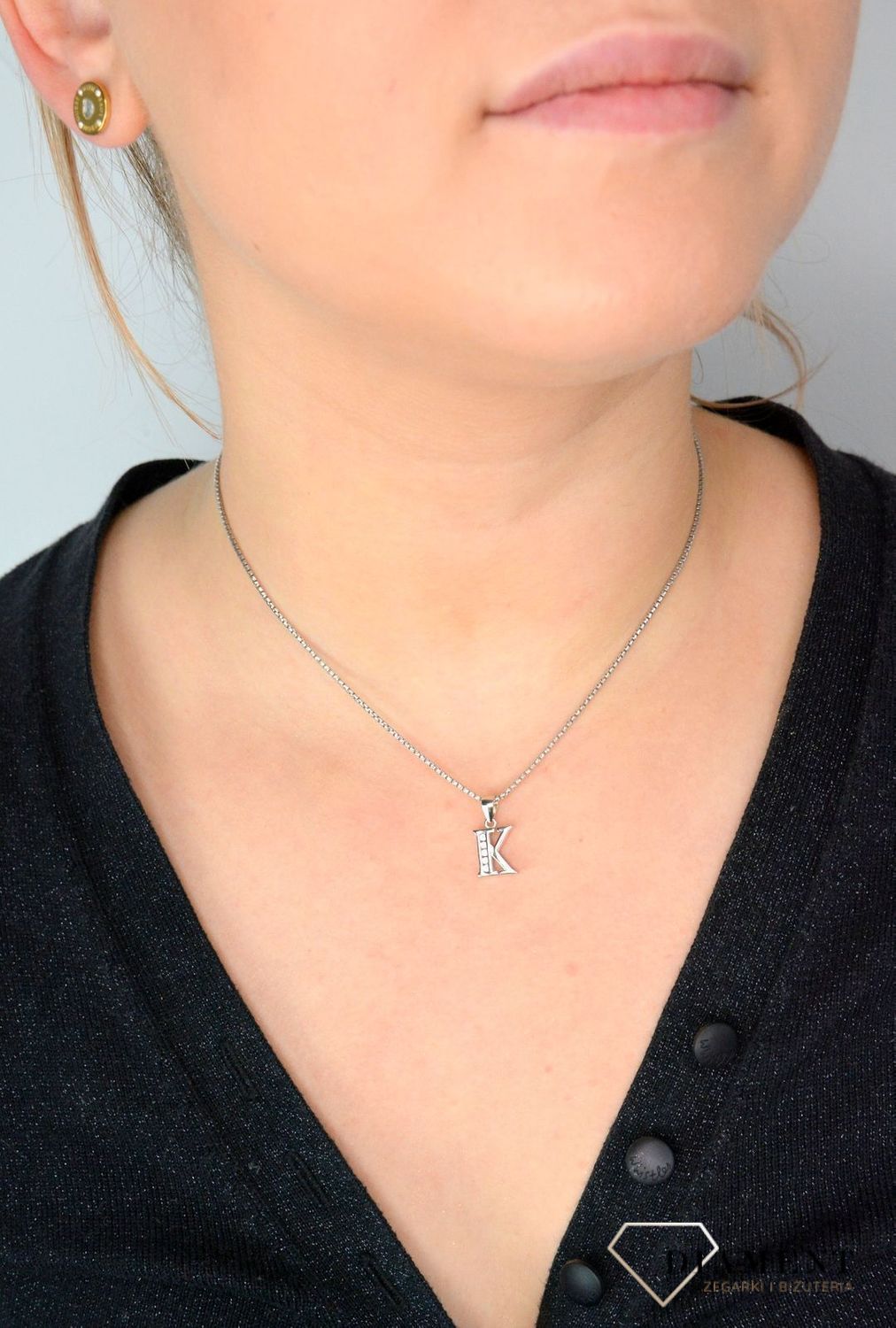 Srebrna zawieszka Literka K z cyrkonią SVLP0705XH2BI0K. Jedyna w swoim rodzaju srebrna zawieszka w kształcie literki K.jpg