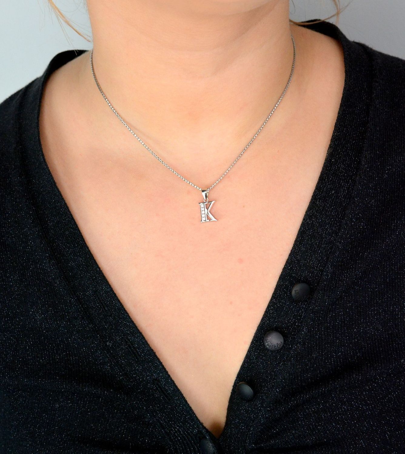Srebrna zawieszka Literka K z cyrkonią SVLP0705XH2BI0K. Jedyna w swoim rodzaju srebrna zawieszka w kształcie literki K.jpg