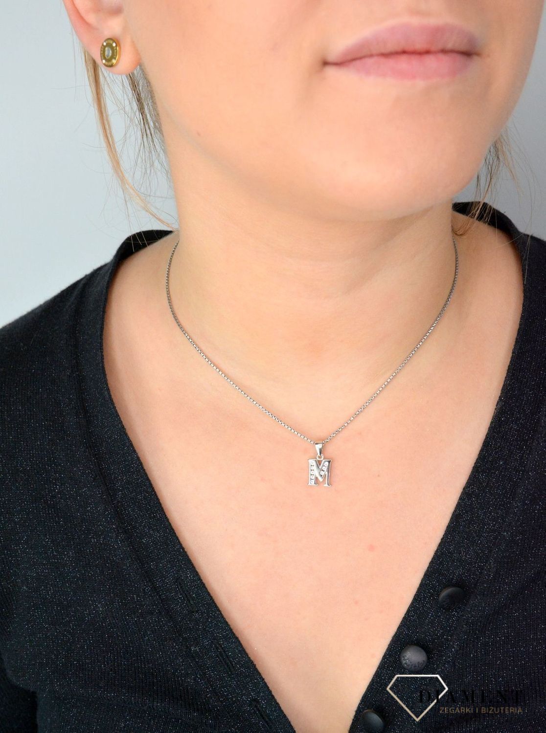 Srebrna zawieszka Literka M z cyrkonią SVLP0705XH2BI0M. Jedyna w swoim rodzaju srebrna zawieszka w kształcie literki M.jpg