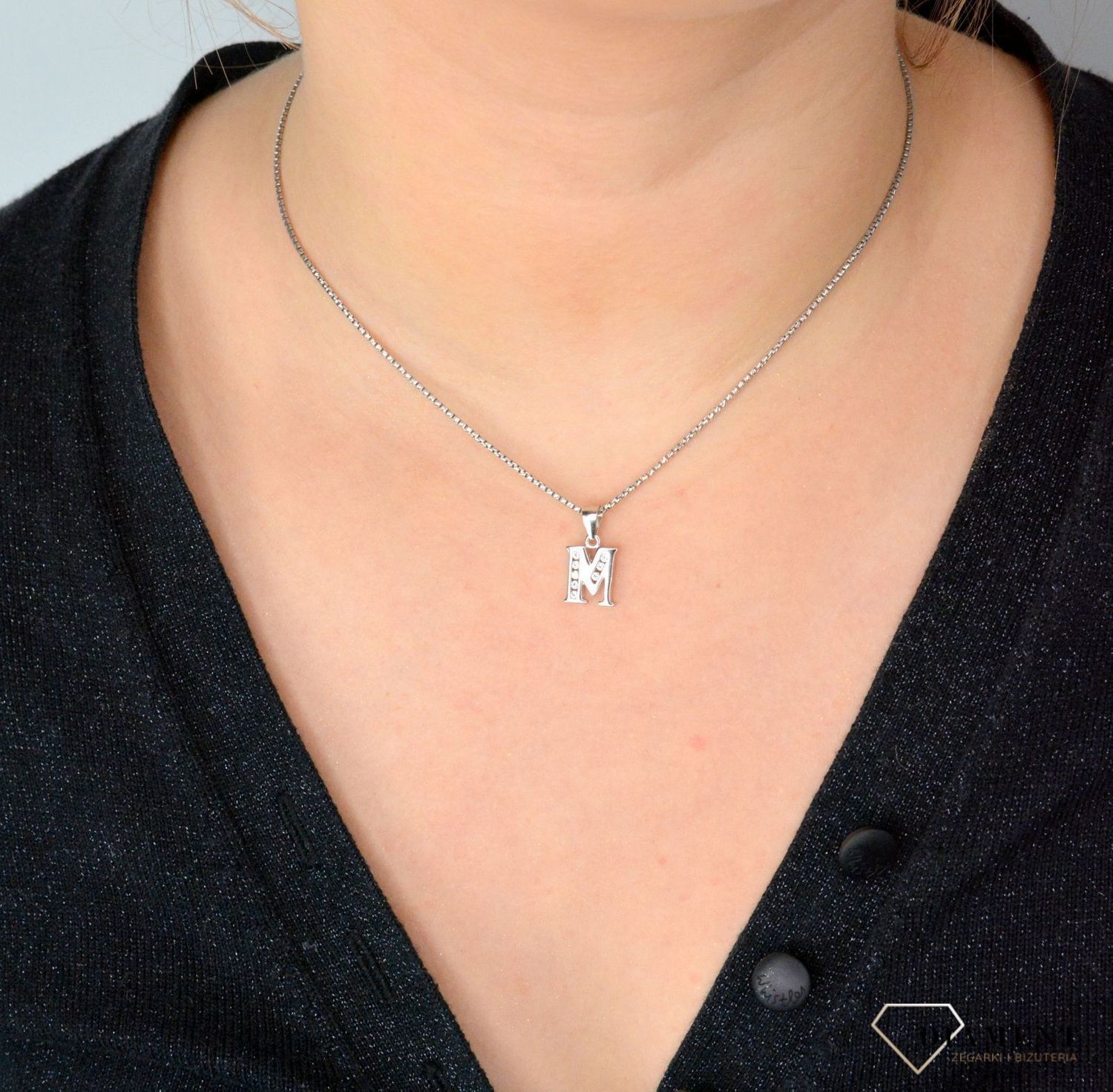 Srebrna zawieszka Literka M z cyrkonią SVLP0705XH2BI0M. Jedyna w swoim rodzaju srebrna zawieszka w kształcie literki M.jpg