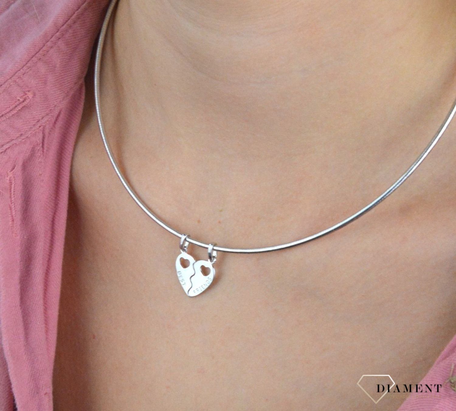 Srebrna zawieszka dwie połówki serca Best Friends SVLP0811XH20000. To zawieszka idealna dla przyjaciół. Prosta zawieszka z z wygrawerowanymi sercami na obu połówkach. Zawieszka została  wykonana z najwyższej jakości srebra pr.jpg