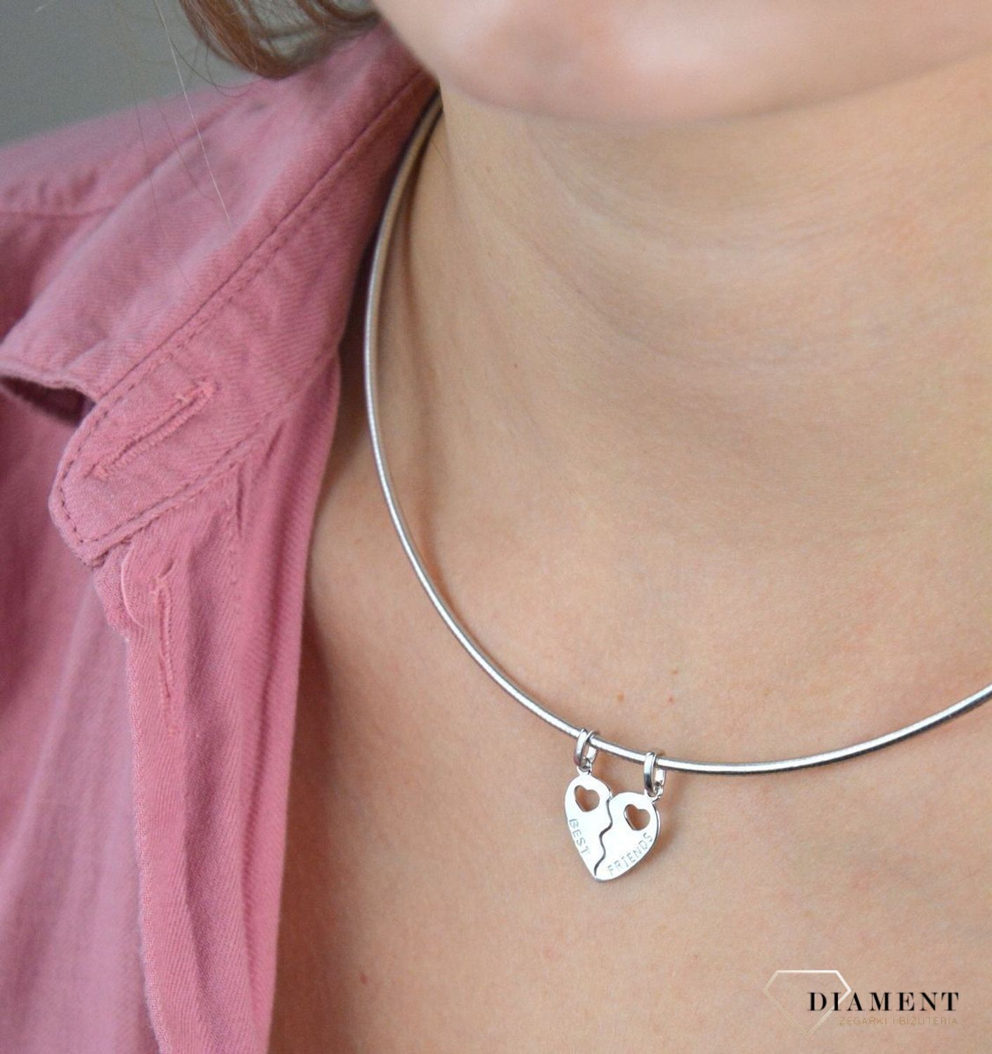 Srebrna zawieszka dwie połówki serca Best Friends SVLP0811XH20000. To zawieszka idealna dla przyjaciół. Prosta zawieszka z z wygrawerowanymi sercami na obu połówkach. Zawieszka została  wykonana z najwyższej jakości srebra pr.jpg