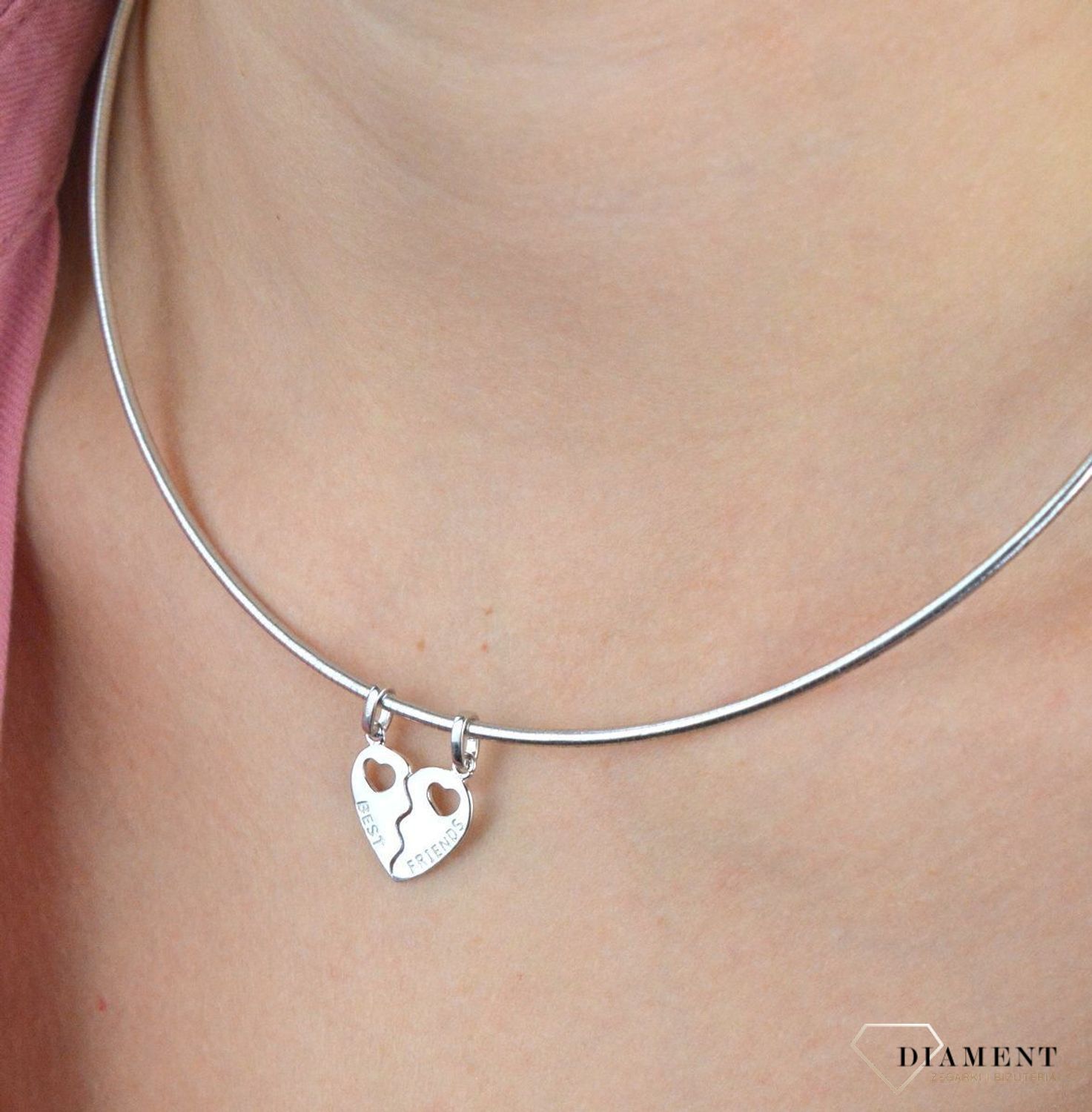 Srebrna zawieszka dwie połówki serca Best Friends SVLP0811XH20000. To zawieszka idealna dla przyjaciół. Prosta zawieszka z z wygrawerowanymi sercami na obu połówkach. Zawieszka została  wykonana z najwyższej jakości srebra pr.jpg