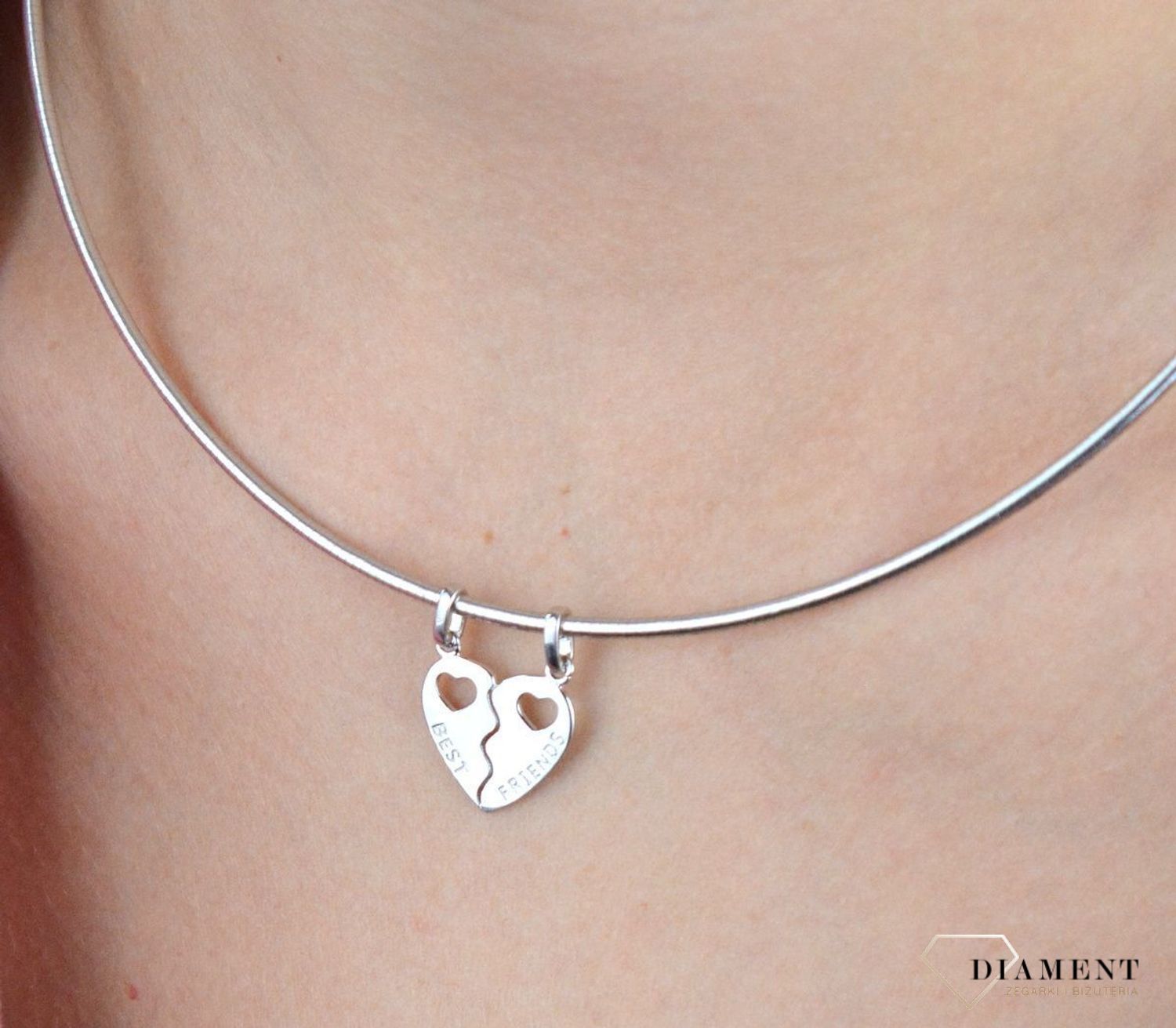 Srebrna zawieszka dwie połówki serca Best Friends SVLP0811XH20000. To zawieszka idealna dla przyjaciół. Prosta zawieszka z z wygrawerowanymi sercami na obu połówkach. Zawieszka została  wykonana z najwyższej jakości srebra pr.jpg