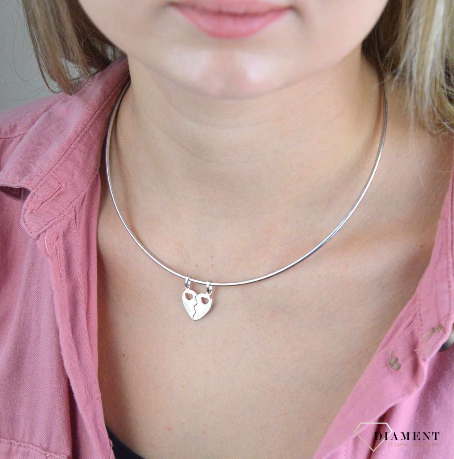 Srebrna zawieszka dwie połówki serca Best Friends SVLP0811XH20000. To zawieszka idealna dla przyjaciół. Prosta zawieszka z z wygrawerowanymi sercami na obu połówkach. Zawieszka została  wykonana z najwyższej jakości srebra pr.jpg