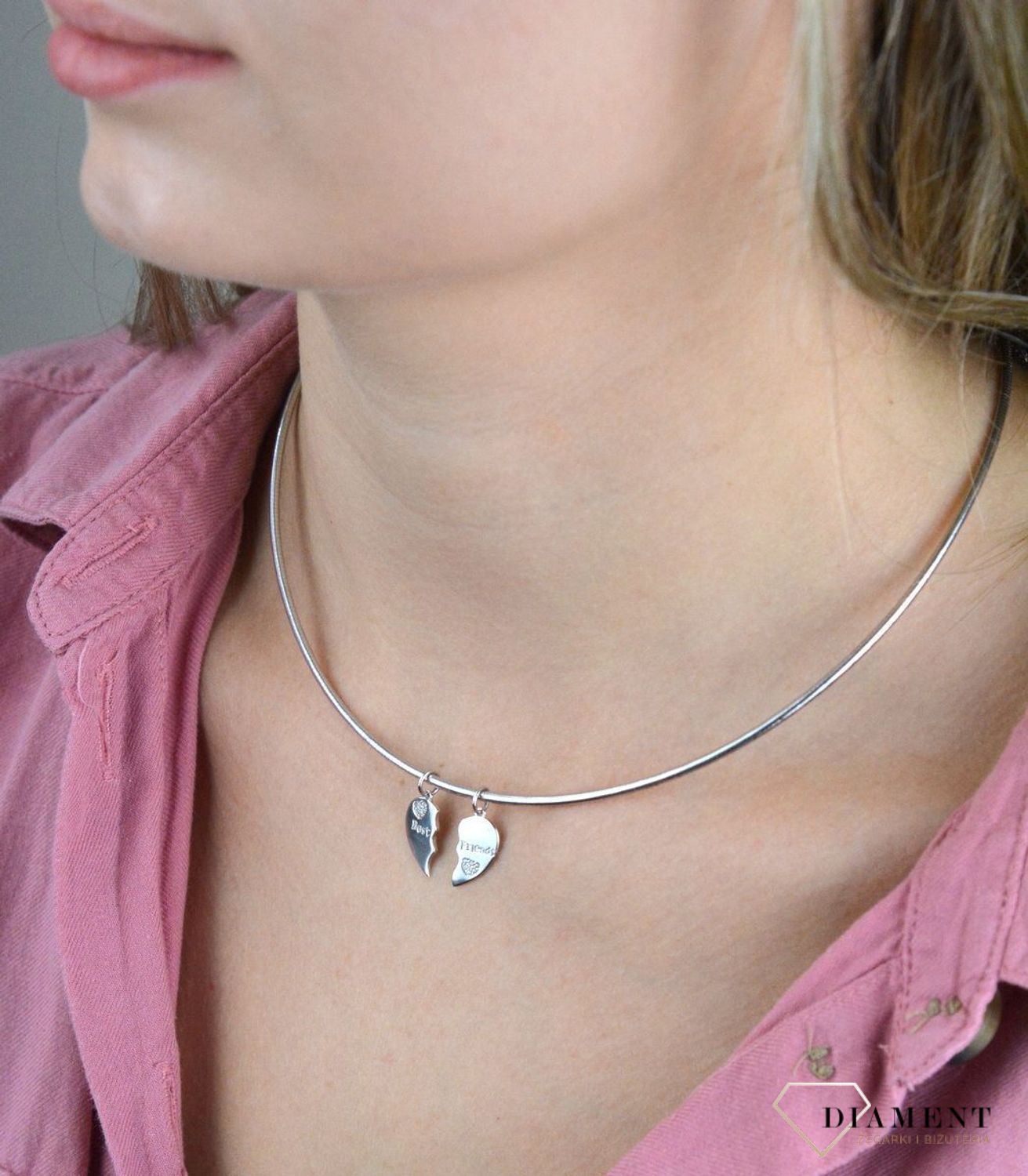 Srebrne zawieszki dwie połówki serca Best Friends SVLP0828XH20000. Zawieszka idealna dla przyjaciół. Zawieszkę można zestawić z delikatnym łańcuszkiem, dostępnym w naszej ofercie. Zawieszka srebrna to idealny pomysł na prezent.jpg