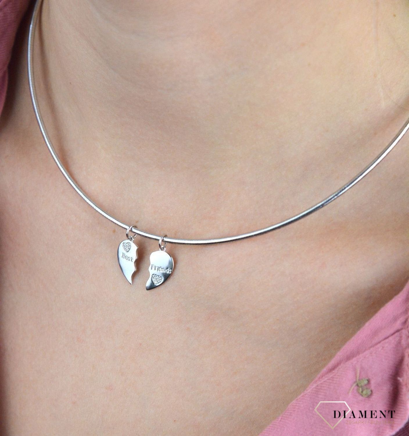 Srebrne zawieszki dwie połówki serca Best Friends SVLP0828XH20000. Zawieszka idealna dla przyjaciół. Zawieszkę można zestawić z delikatnym łańcuszkiem, dostępnym w naszej ofercie. Zawieszka srebrna to idealny pomysł na prezent.jpg