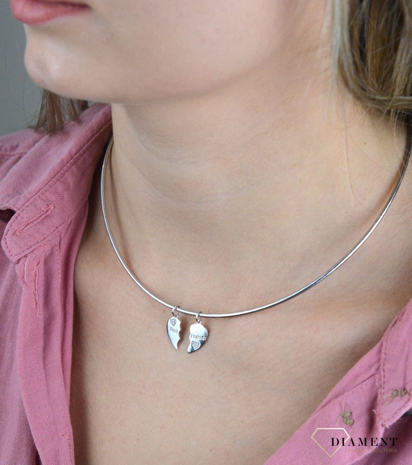 Srebrne zawieszki dwie połówki serca Best Friends SVLP0828XH20000. Zawieszka idealna dla przyjaciół. Zawieszkę można zestawić z delikatnym łańcuszkiem, dostępnym w naszej ofercie. Zawieszka srebrna to idealny pomysł na prezent.jpg