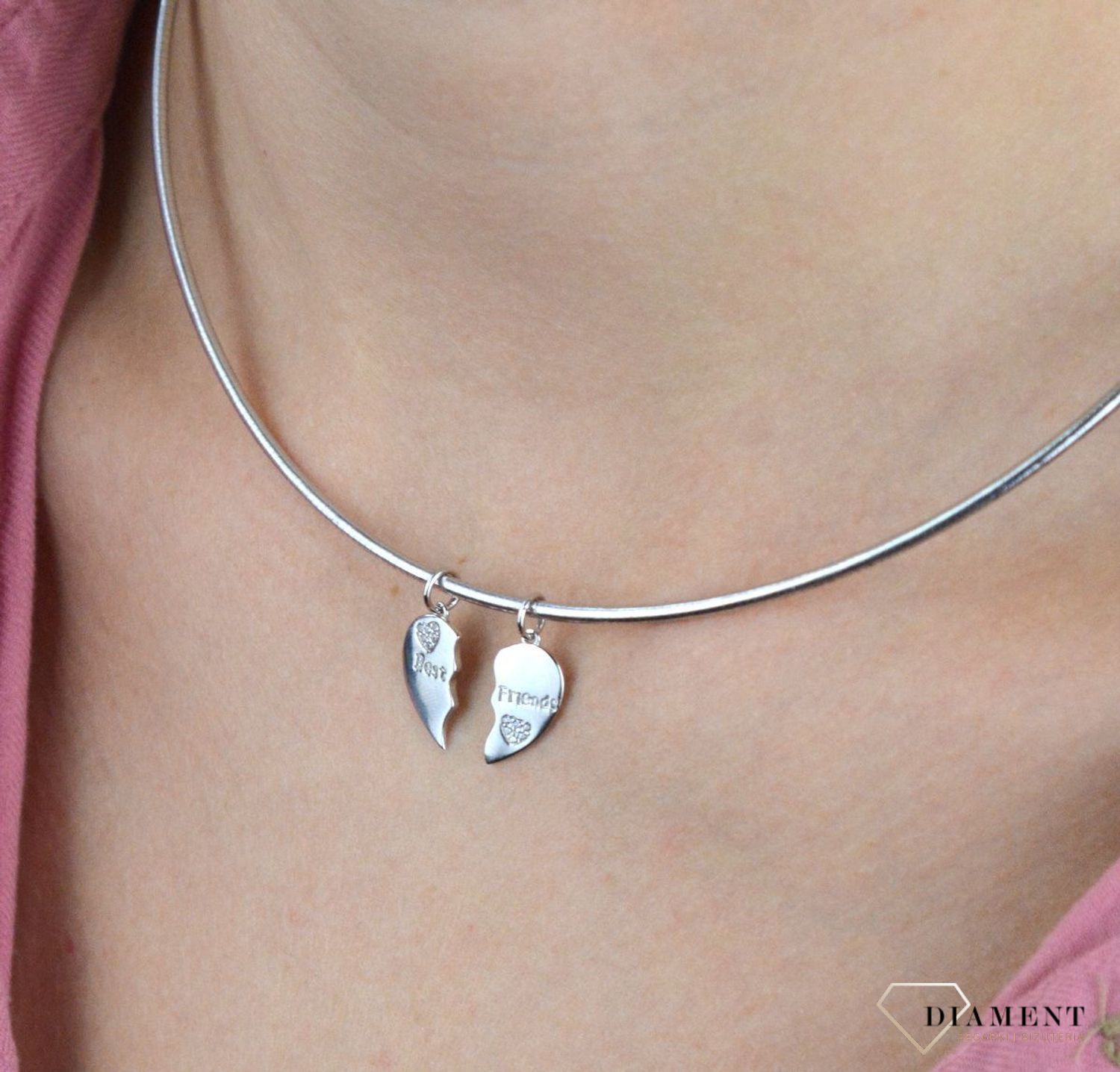 Srebrne zawieszki dwie połówki serca Best Friends SVLP0828XH20000. Zawieszka idealna dla przyjaciół. Zawieszkę można zestawić z delikatnym łańcuszkiem, dostępnym w naszej ofercie. Zawieszka srebrna to idealny pomysł na prezent.jpg