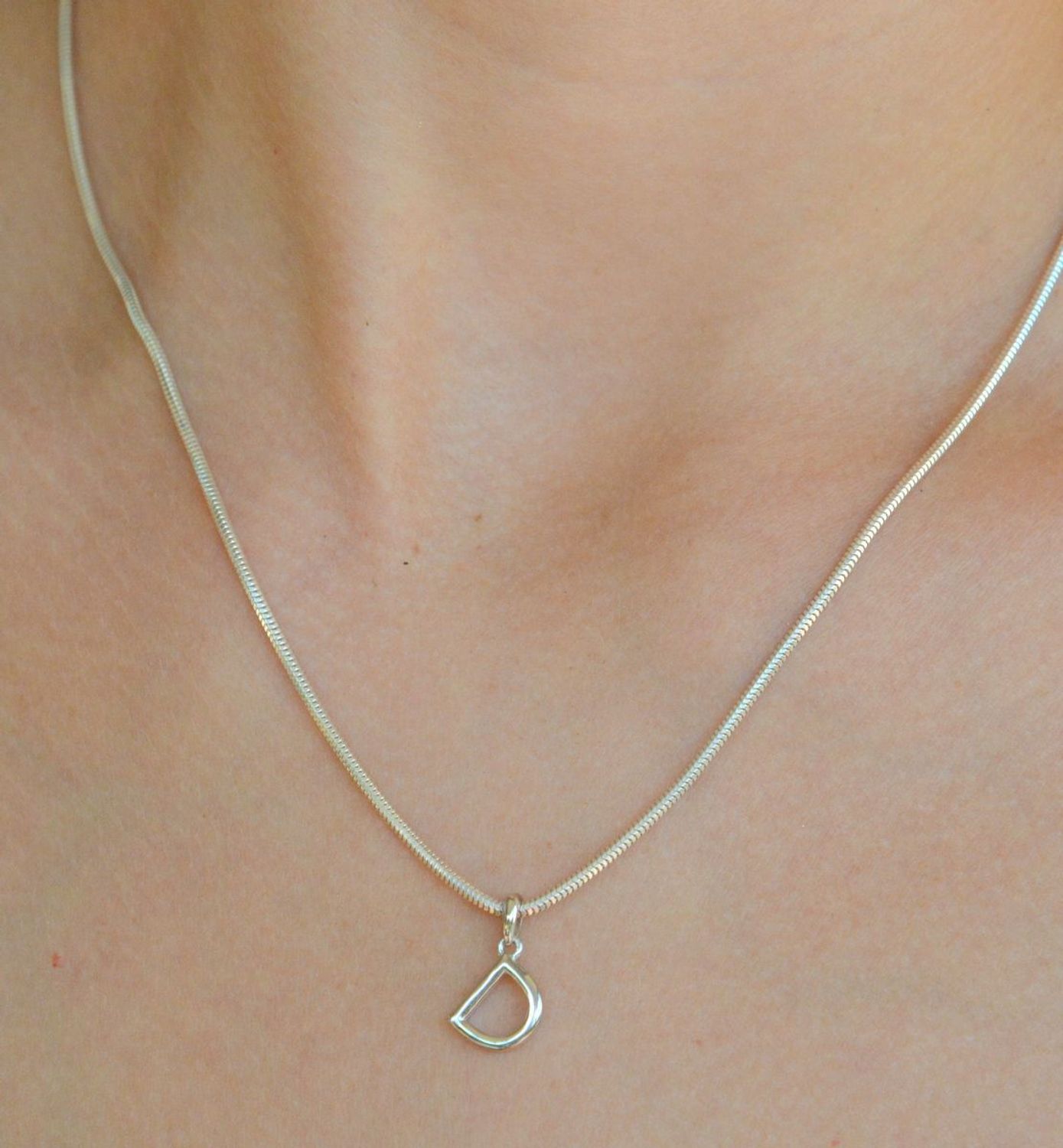 Srebrna zawieszka literka D SVLP0948XH2000D. Srebrna zawieszka literka. Srebrny wisiorek. Zawieszka literka D. Literka D zawieszka do łańcuszka..jpg