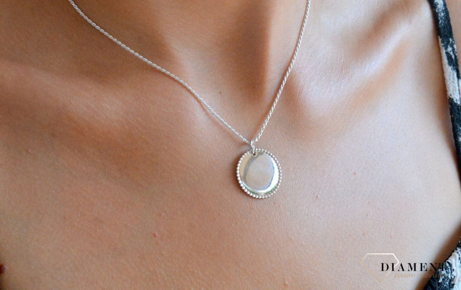 Srebrna zawieszka gładkie kółko z miejscem na grawer SVLP1076X610000. Srebrna zawieszka damska. Zawieszka srebrna gładka. Srebrna zawieszka wisiorek do łańcuszka. Zawieszka srebrna damska na prezent. Zawieszka z miejscem na.jpg