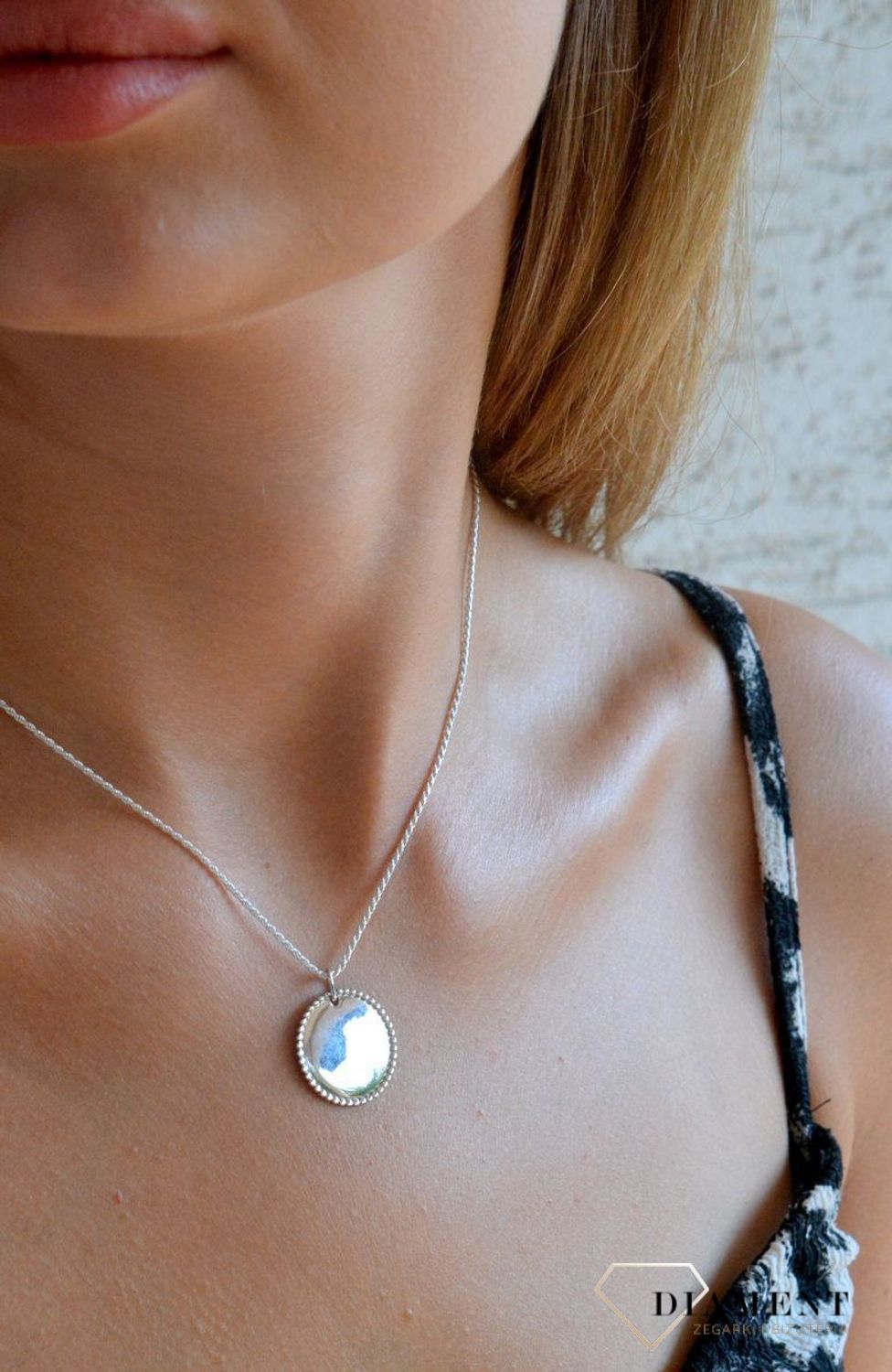 Srebrna zawieszka gładkie kółko z miejscem na grawer SVLP1076X610000. Srebrna zawieszka damska. Zawieszka srebrna gładka. Srebrna zawieszka wisiorek do łańcuszka. Zawieszka srebrna damska na prezent. Zawieszka z miejscem na.jpg