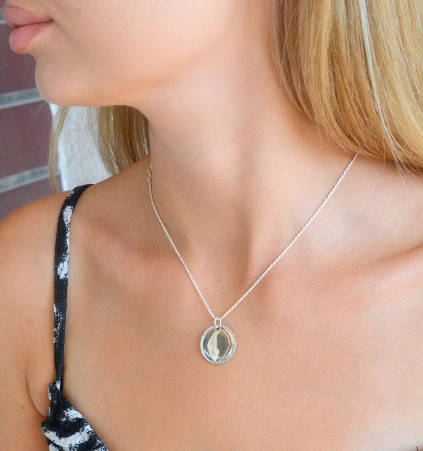 Srebrna zawieszka gładkie kółko z miejscem na grawer SVLP1076X610000. Srebrna zawieszka damska. Zawieszka srebrna gładka. Srebrna zawieszka wisiorek do łańcuszka. Zawieszka srebrna damska na prezent. Zawieszka z miejscem na.jpg