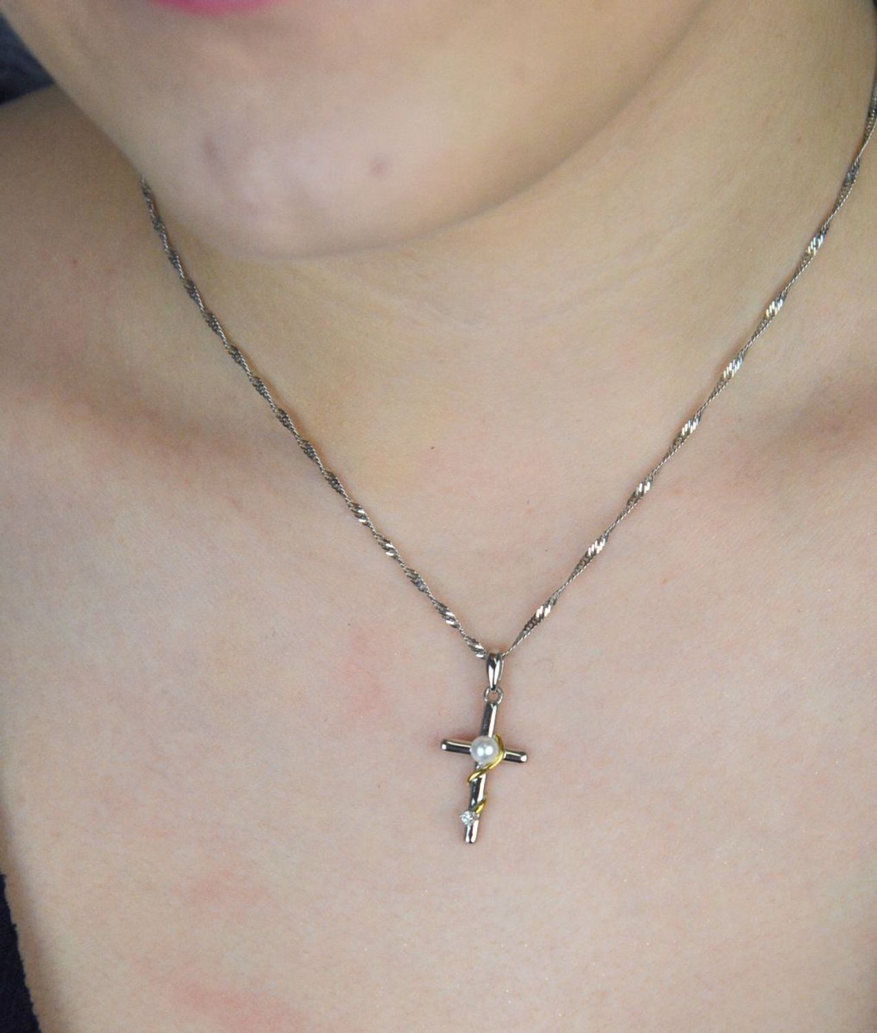 Srebrna zawieszka krzyżyk z perełką SVLP1082X61GP00 – Srebro 925, pozłacany dodatek  2,5 cm.jpg