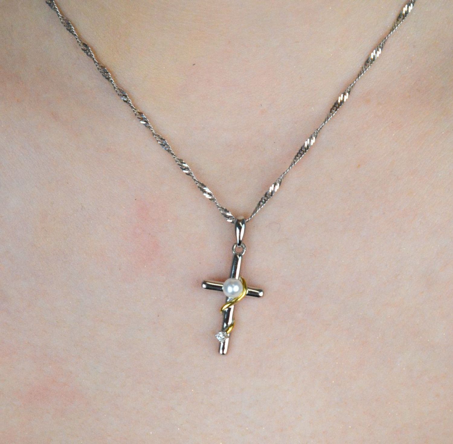 Srebrna zawieszka krzyżyk z perełką SVLP1082X61GP00 – Srebro 925, pozłacany dodatek  2,5 cm.jpg