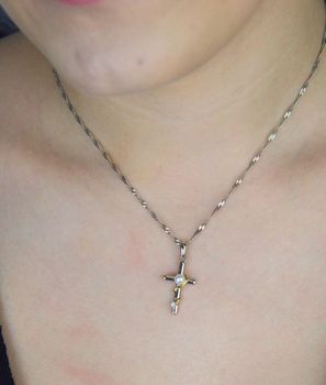 Elegancka srebrna zawieszka krzyżyk z perełką, srebro próby 925, pozłacany dodatek. Długość 2,5 cm, szerokość 1,2 cm, waga 1,60 g. Idealna na prezent z okazji chrztu czy komunii. Srebrna zawieszka krzyżyk z perełką SVLP1082X61G (3).JPG