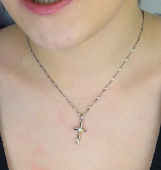 Elegancka srebrna zawieszka krzyżyk z perełką, srebro próby 925, pozłacany dodatek. Długość 2,5 cm, szerokość 1,2 cm, waga 1,60 g. Idealna na prezent z okazji chrztu czy komunii. Srebrna zawieszka krzyżyk z perełką SVLP1082X61G (4).JPG