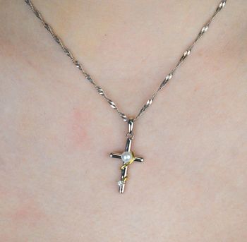 Elegancka srebrna zawieszka krzyżyk z perełką, srebro próby 925, pozłacany dodatek. Długość 2,5 cm, szerokość 1,2 cm, waga 1,60 g. Idealna na prezent z okazji chrztu czy komunii. Srebrna zawieszka krzyżyk z perełką SVLP1082X61G (5).JPG